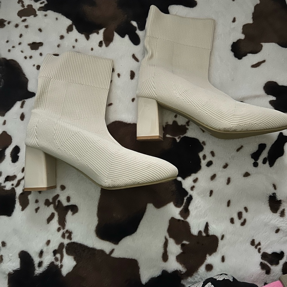 Cream sock knit boots size 8/8.5 (40) in euc read below